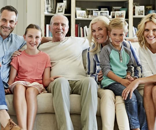Famille senior heureuse à la maison