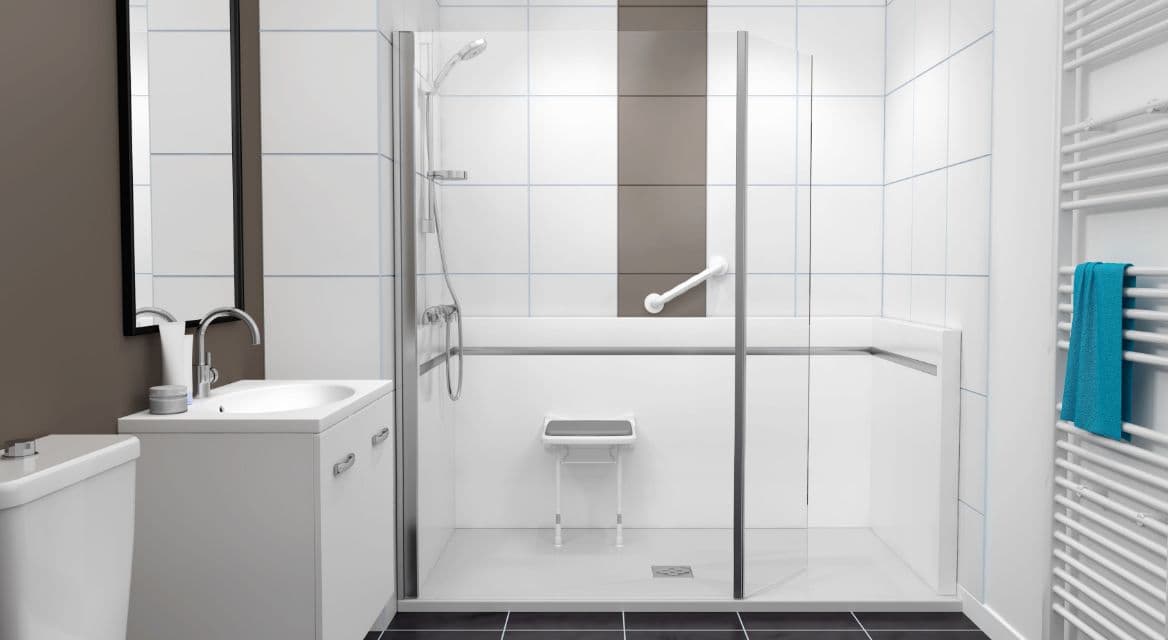 Douche sécurisée plain-pied installée — vue générale